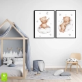 zestaw-2-plakatow-dzieciecych-misie-na-chmurkach-bez-pokoj-niemowlaka-wnetrze_web.webp