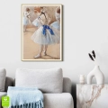plakat-w-zlotej-ramie-do-sypialni-i-salonu-dancer-edgar-degas-wnetrze.webp