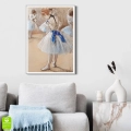 plakat-w-srebrnej-ramie-do-sypialni-i-salonu-dancer-edgar-degas-wnetrze.webp