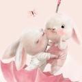 plakat-fragment-kroliczki-w-parasolce-na-bezowym-tle_web.webp