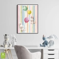 plakat-czarna-wnetrze-kroliczki-z-balonami-na-tle-w-kolorowe-paski_web.webp