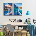 zestaw-2-plakatow-gorskie-jezioro-moraine-kajak-turkus-fiolet-salon-wnetrze_web.webp