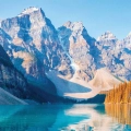 zestaw-2-plakatow-gorskie-jezioro-moraine-kajak-turkus-fiolet-salon-fragment_web.webp