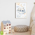 plakat-drewniana-wnetrze-spiacy-kroliczek-na-chmurce-niebieskie-pasy-dekoracja-boho-skandynawski_web.webp