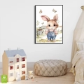 plakat-czarna-wnetrze-kroliczek-w-ogrodniczkach-motyle-kwiaty-rozowo-niebieskie-boho-pokoj-dziecka_web.webp