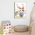 plakat-zlota-wnetrze-kroliczek-w-ogrodniczkach-motyle-kwiaty-rozowo-niebieskie-boho-pokoj-dziecka_web.webp