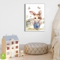plakat-srebrna-wnetrze-kroliczek-w-ogrodniczkach-motyle-kwiaty-rozowo-niebieskie-boho-pokoj-dziecka_web.webp