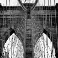 plakat-fragment--nowy-jork-brooklyn-bridge-salon-sypialnia-biuro-czarno-bialy_web.webp