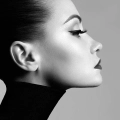 fototapeta-do-sypialni-portret-kobiety-czarno-biala-fragment_web.webp