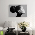 portret-kobiety-czarno-biala-plotno-prostokat-wnetrze_web.webp