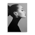 portret-kobiety-czarno-biala-plotno-pion_web.webp