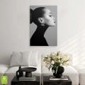 portret-kobiety-czarno-biala-plotno-pion-wnetrze_web.webp