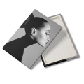 portret-kobiety-czarno-biala-plotno-pion-tyl_web.webp