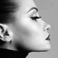 portret-kobiety-czarno-biala-plotno-fragment_web.webp