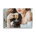 obraz-szklany-dziewczyna-w-kawiarni.webp