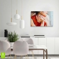 obraz-na-szkle-portret-dziewczyny-w-czerwonej-sukience-wnętrze.webp