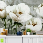 Fototapeta na wymiar: Zjawiskowe Białe Kwiaty – Malowany mural florystyczny, eleganckie tulipany na teksturowym tle, nowoczesna dekoracja ścienna do salonu i sypialni, styl artystyczny i glamour