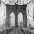 plakat-fragment-brooklyn-bridge-czarno-bialy-obraz-mostu_web.webp
