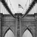 nowy-jork-most-brooklinski-czarno-bialy-do-salonu-plakat-fragment_web.webp