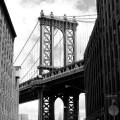 plakat-fragment-manhattan-bridge-czarno-bialy-obraz-na-sciane-z-samochodami_web.webp