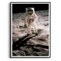 plakat-kosmos-astronauta-ksiezyc-nasa-czarno-bialy-pokoj-biuro-salon.webp