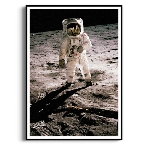 plakat-kosmos-astronauta-ksiezyc-nasa-czarno-bialy-pokoj-biuro-salon.webp