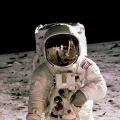 plakat-kosmos-astronauta-ksiezyc-nasa-czarno-bialy-pokoj-biuro-salon-fragment_wynik.webp
