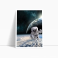 plakat-kosmos-astronauta-orbita-ziemia-granat-blekit-nowoczesny-salon-z-marginesem.webp