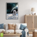 plakat-kosmos-astronauta-orbita-ziemia-granat-blekit-nowoczesny-salon-wnetrze.webp