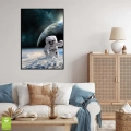 plakat-kosmos-astronauta-orbita-ziemia-granat-blekit-nowoczesny-salon.webp