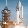 plakat-kosmos-start-promu-rakieta-nasa-blekit-pomarancz-nowoczesny-salon.webp