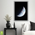 plakat-kosmos-planeta-ziemia-sierp-czarny-blekit-nowoczesny-minimalistyczny-czarna-wnetrze.webp