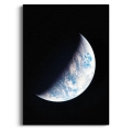 plakat-kosmos-planeta-ziemia-sierp-czarny-blekit-nowoczesny-minimalistyczny.webp