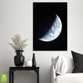 plakat-kosmos-planeta-ziemia-sierp-czarny-blekit-nowoczesny-minimalistyczny.webp