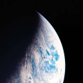 plakat-kosmos-planeta-ziemia-sierp-czarny-blekit-nowoczesny-minimalistyczny-fragment.webp