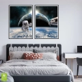 astronauta-na-orbicie-i-ziemia-z-kosmosu-nowoczesny-czarna-wnetrze_wynik.webp