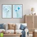 zestaw-2-plakatow-akwarela-niebieskie-kwiaty-czarna-wnetrze.webp