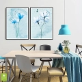 zestaw-2-plakatow-akwarela-niebieskie-kwiaty-III-czarna-wnetrze.webp