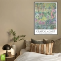 claude-monet-ogrod-giverny-fioletowy-sypialnia-plakat-czarna-wnetrze.webp