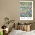 claude-monet-ogrod-giverny-fioletowy-sypialnia-plakat-biala-wnetrze.webp