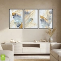 zestaw-3-plakatow-tryptyk-duze-lsniace-piora-zloty-granatowy-salon-czarna-wnetrze.webp