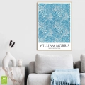 william-morris-niebieskie-kwiaty-plakat-drewno-wnetrze.webp