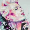 obraz-na-plotnie-kobieta-rock-star-fioletowy-rozowy-fragment_webp.webp
