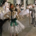 zestaw-2-plakatow-edgar-degas-la-classe-de-danse-dancer-in-green-reprodukcja-fragment.webp