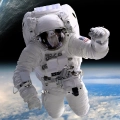 fototapeta-spacer-astronauty-chmury-kosmos-fragment.webp