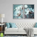 zestaw-2-plakatow-biale-kwiaty-z-rosa-niebiesko-bialy-czarna-wnetrze.webp