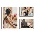 zestaw-3-plakatow-galeria-malarska-kobieta-wino-elegance-bez-bordo-salon-ramka-kolor-drewna.webp