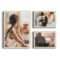 zestaw-3-plakatow-galeria-malarska-kobieta-wino-elegance-bez-bordo-salon-ramka-zlota.webp