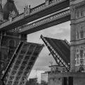 londyn-tower-bridge-czarno-bialy-do-salonu-plakat-fragment.webp
