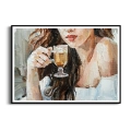 portret-kobiety-z-kawa-plakat-czarna.webp